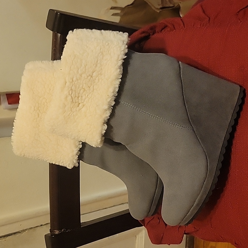 Shoe Dazzle Gray Wedges with Cream Fur